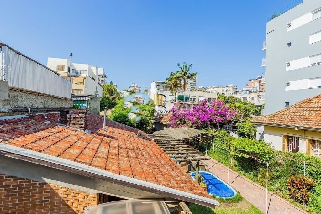 Casa 3 dormitórios, sendo 1 suíte, 636,29 m² de área privativa e 5 vaga(s) de garagem. Localizado na Rua Zamenhoff, no bairro São João em Porto Alegre.