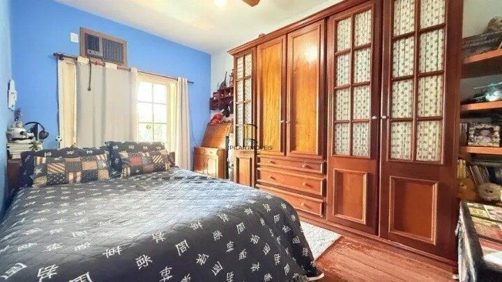 Casa de 4 dormitórios, uma suíte, pátio com piscina nos fundos e espaço para até 3 carros no Chácara das Pedras