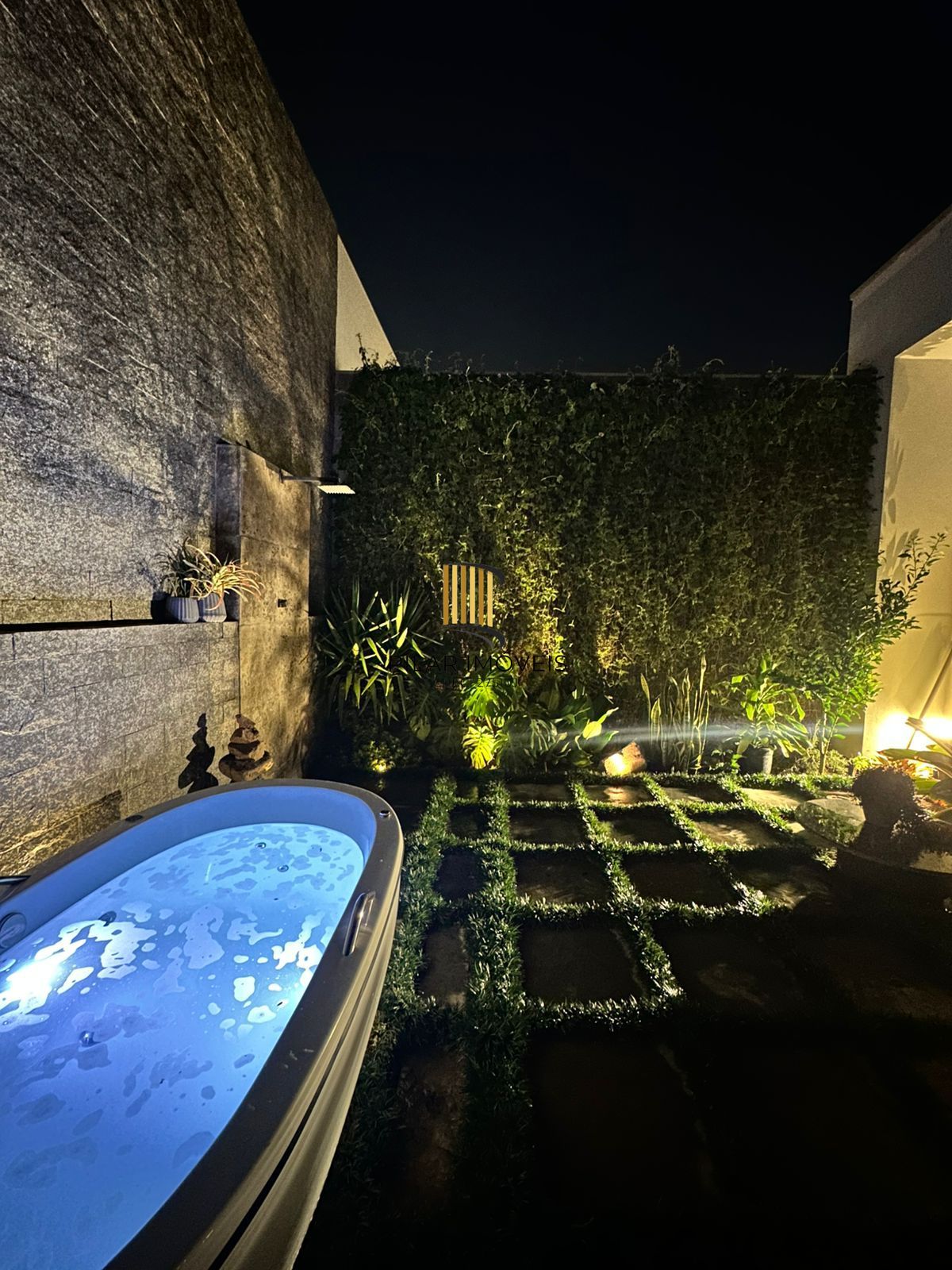 Casa Moderna com Suíte, Hidromassagem, Jardim e 2 Vagas