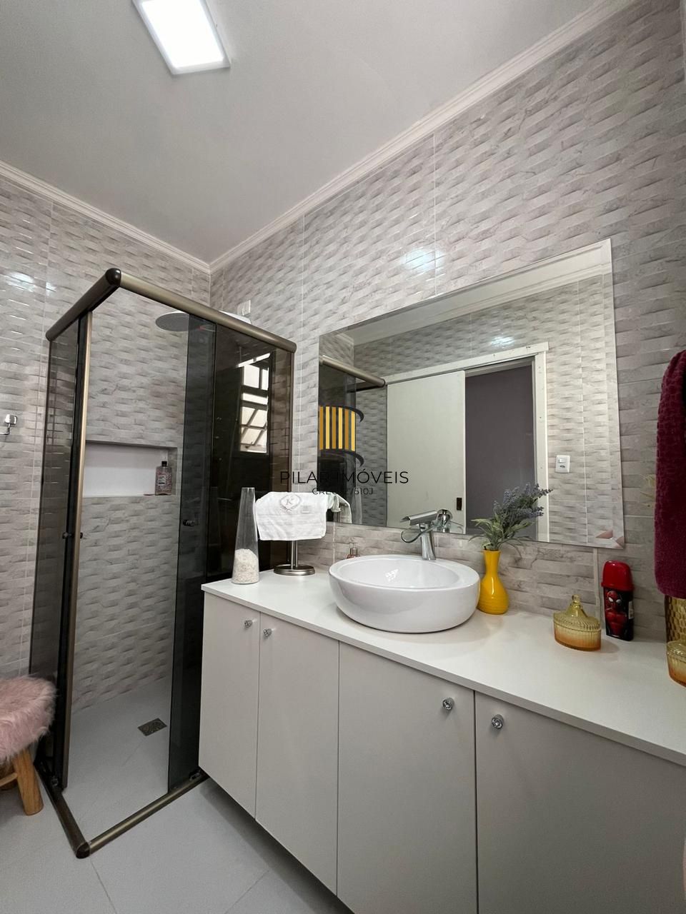 Apartamento à venda/ Três dorm/ Elevador/Garagem/ Amplo/ Bem Localizado