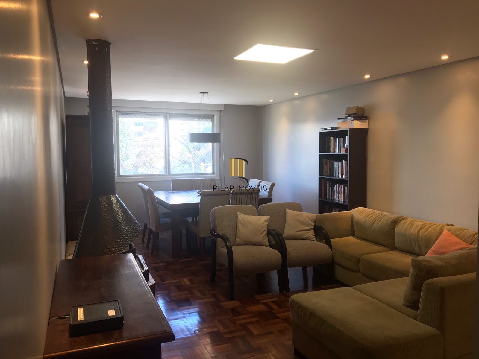 VENDE E ALUGA APARTAMENTO COM 100M² E UMA VAGA DE GARAGEM.