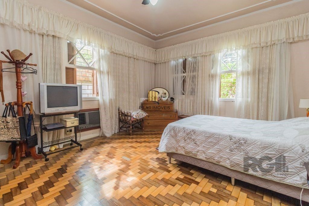 Casa 4 dormitórios no bairro Navegantes