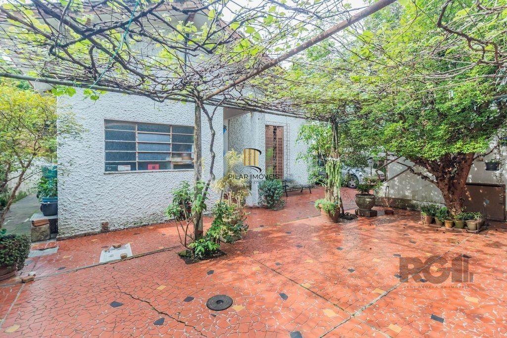 Casa 4 dormitórios no bairro Navegantes