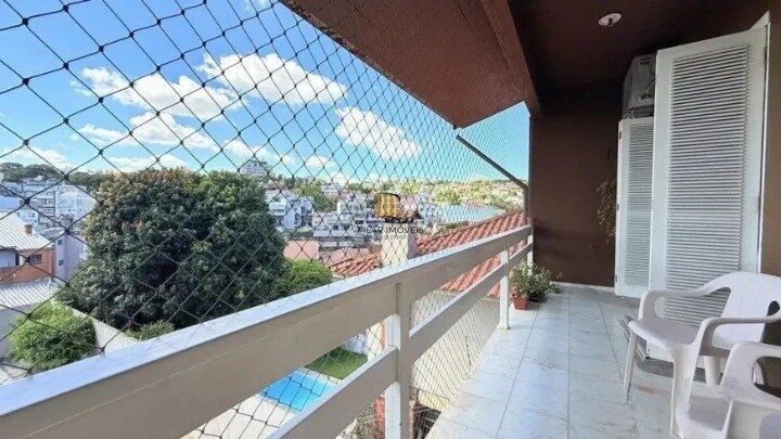 Casa de 4 dormitórios, uma suíte, pátio com piscina nos fundos e espaço para até 3 carros no Chácara das Pedras