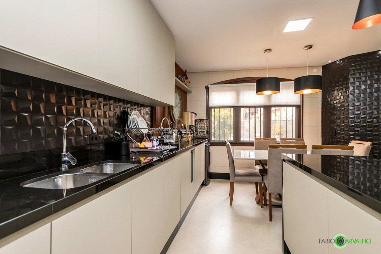 Sobrado para Venda - 335m², 4 dormitórios, sendo 2 suites, 3 vagas - Petrópolis