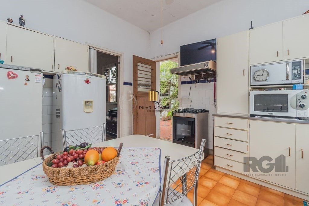 Casa 4 dormitórios no bairro Navegantes