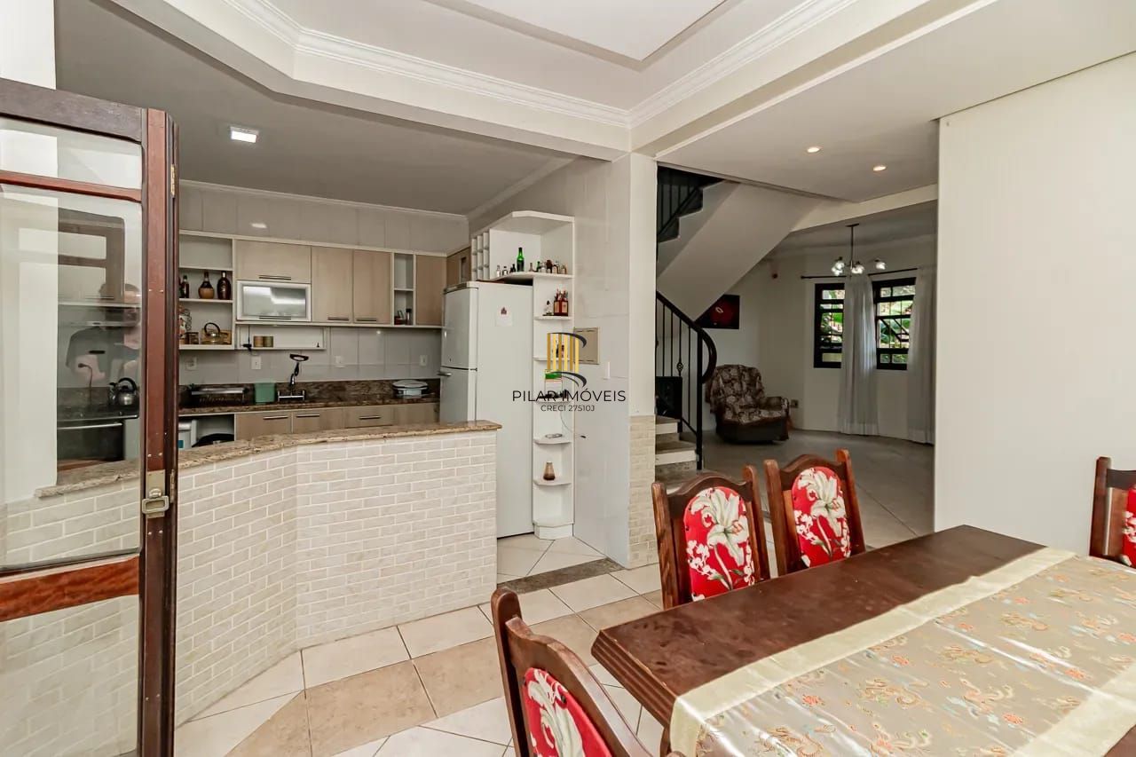 Casa com 4 dormitórios e 2 pavimentos em ótimo estado de conservação .
