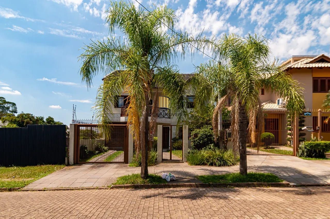 Casa com 4 dormitórios e 2 pavimentos em ótimo estado de conservação .