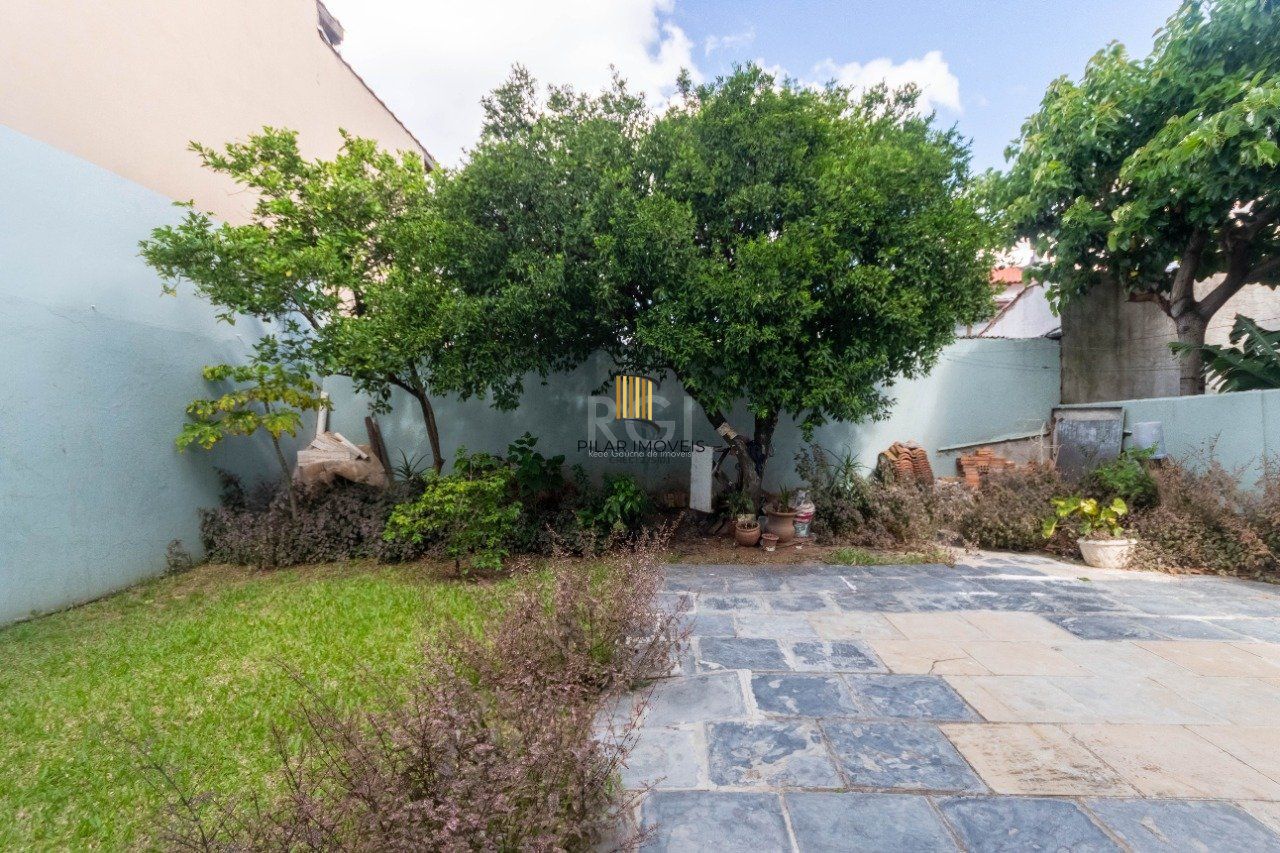 Casa para Venda - 250m², 3 dormitórios, sendo 2 suites, Partenon