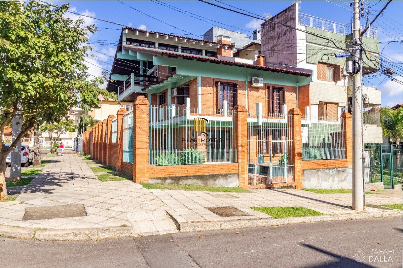 Casa para Venda - 574m², 3 dormitórios, sendo 2 suites, 8 vagas - Jardim Planalto
