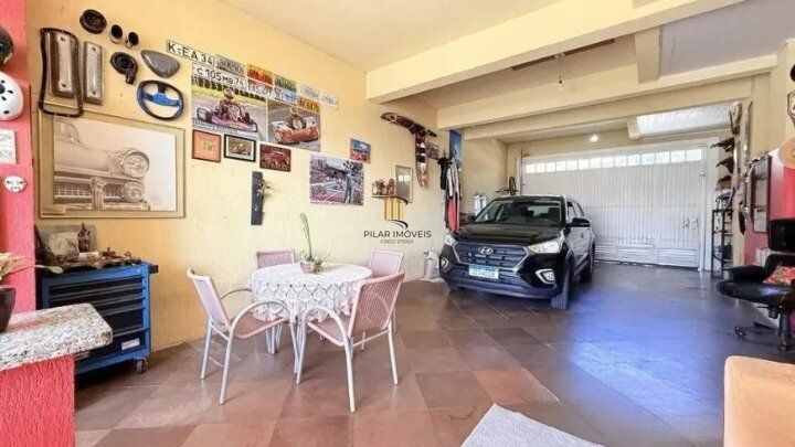 Casa de 4 dormitórios, uma suíte, pátio com piscina nos fundos e espaço para até 3 carros no Chácara das Pedras