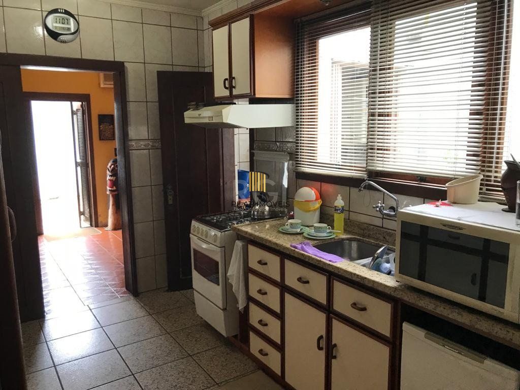 Casa para Venda - 270m², 4 dormitórios, sendo 1 suites, 5 vagas - Partenon