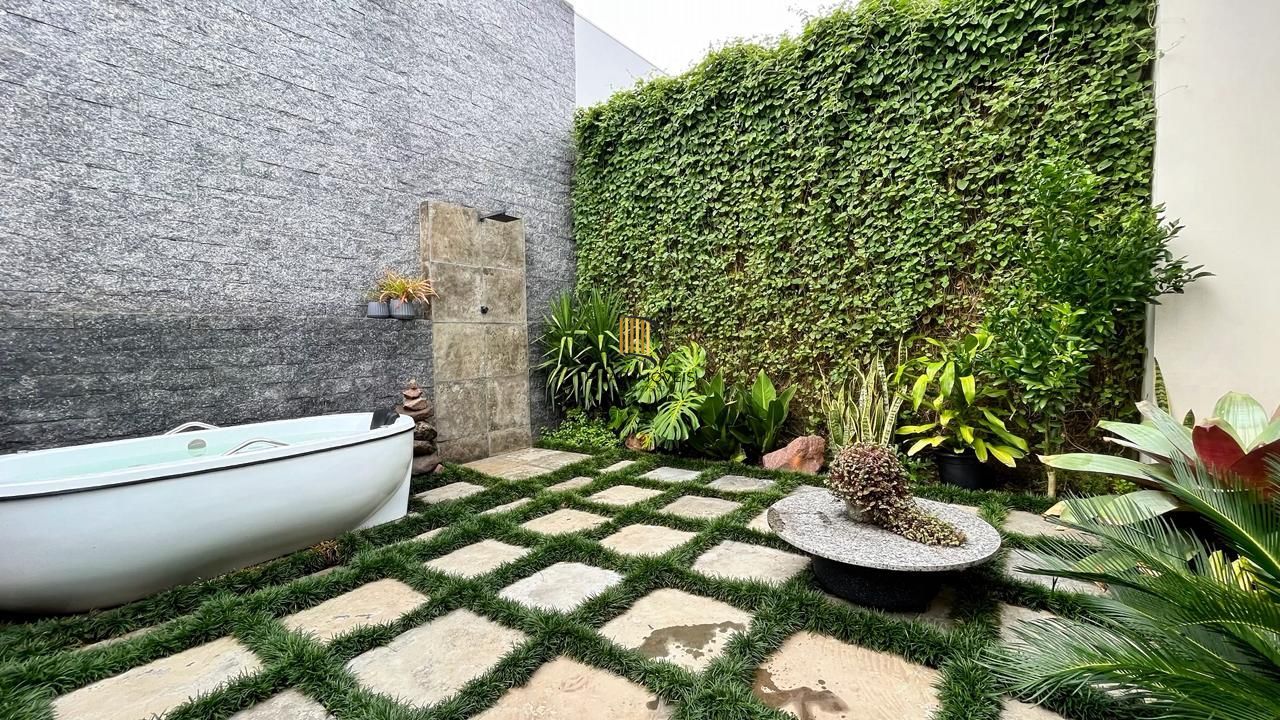 Casa Moderna com Suíte, Hidromassagem, Jardim e 2 Vagas