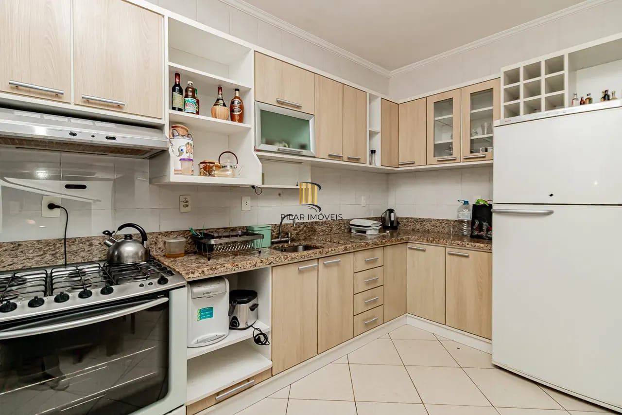 Casa com 4 dormitórios e 2 pavimentos em ótimo estado de conservação .