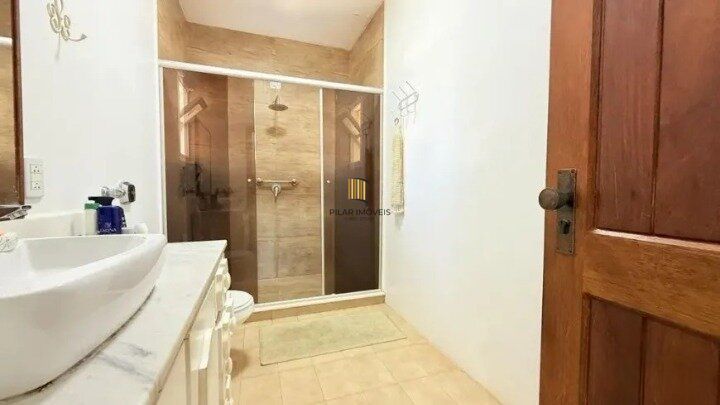 Casa de 4 dormitórios, uma suíte, pátio com piscina nos fundos e espaço para até 3 carros no Chácara das Pedras