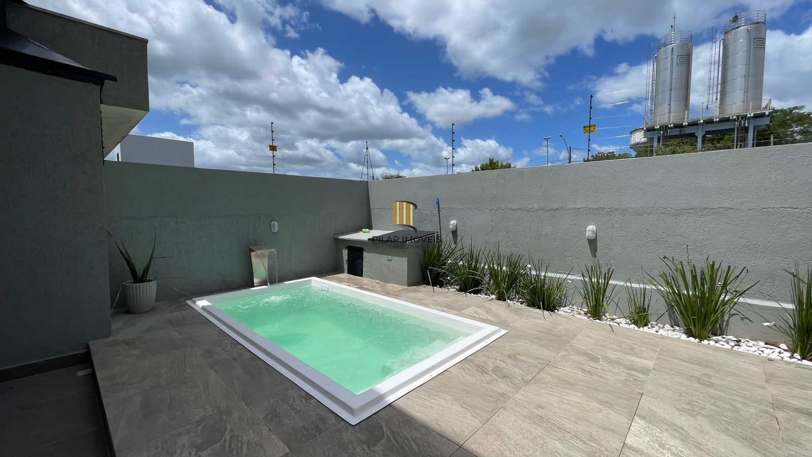 Sobrado Mobiliado com Piscina em Condomínio de Alto Padrão no Bela Vista