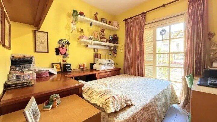 Casa de 4 dormitórios, uma suíte, pátio com piscina nos fundos e espaço para até 3 carros no Chácara das Pedras