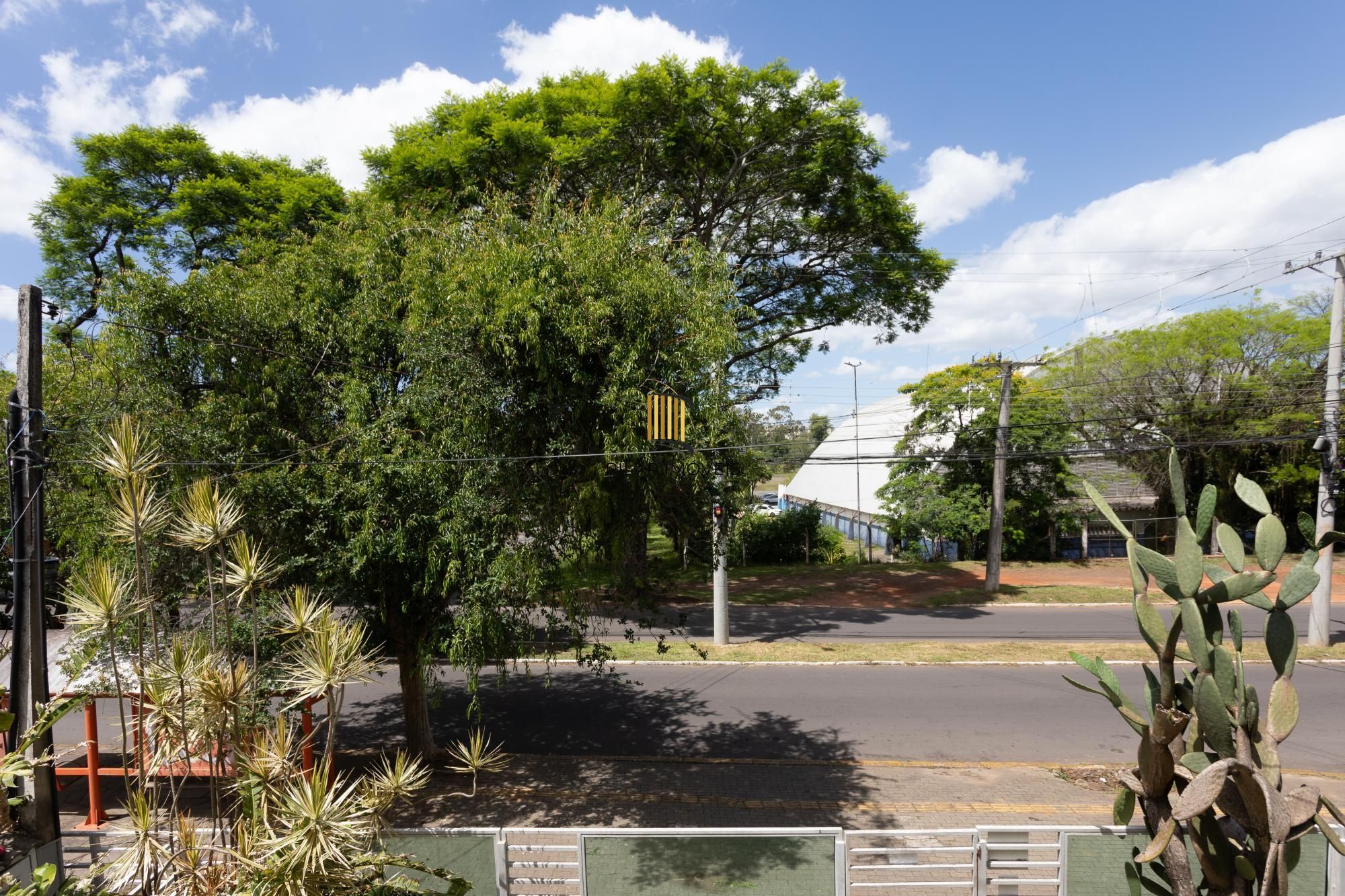 Sobrado de Alto Padrão com Piscina Aquecida e Espaço Comercial Independente