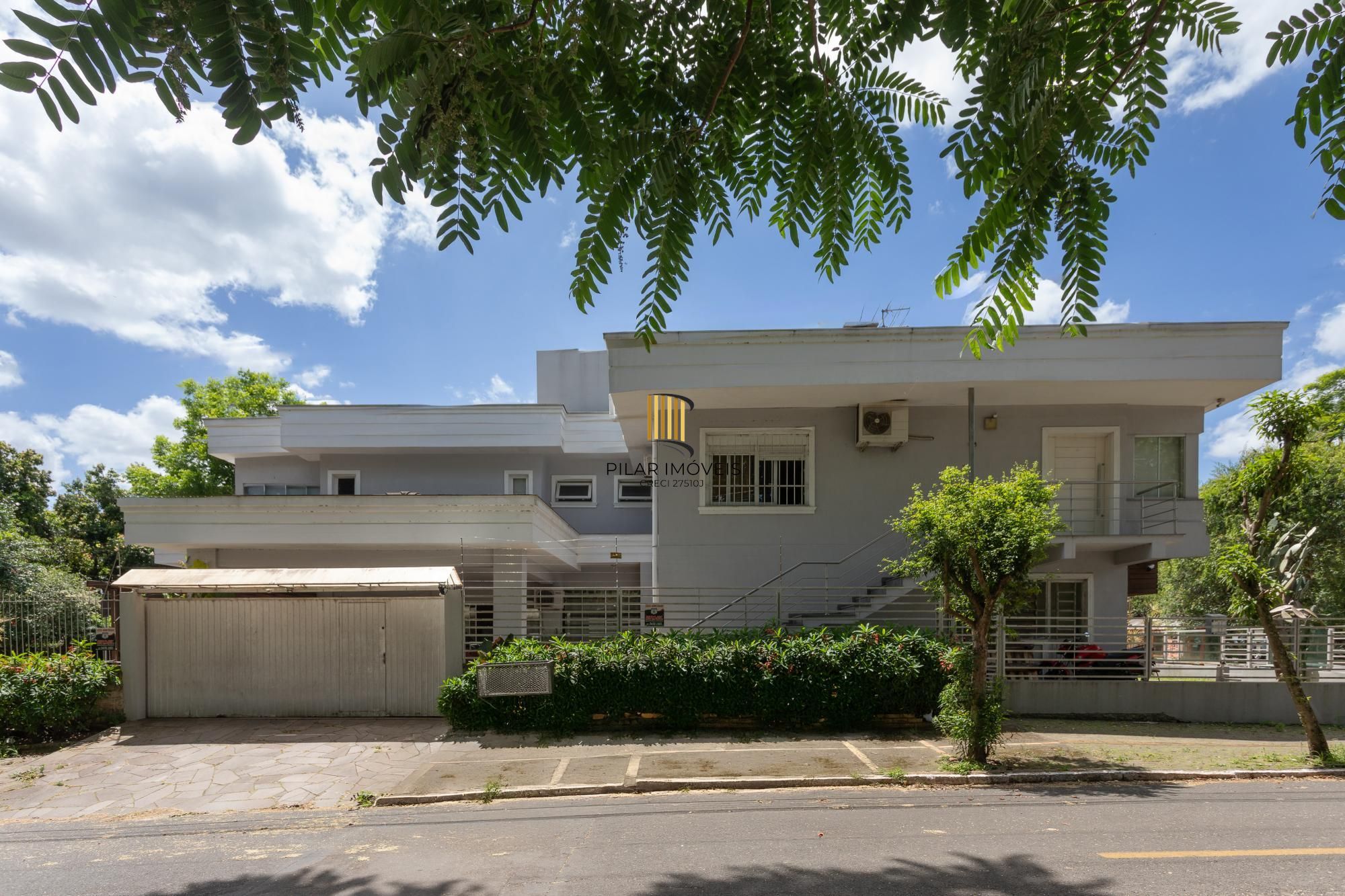 Sobrado de Alto Padrão com Piscina Aquecida e Espaço Comercial Independente