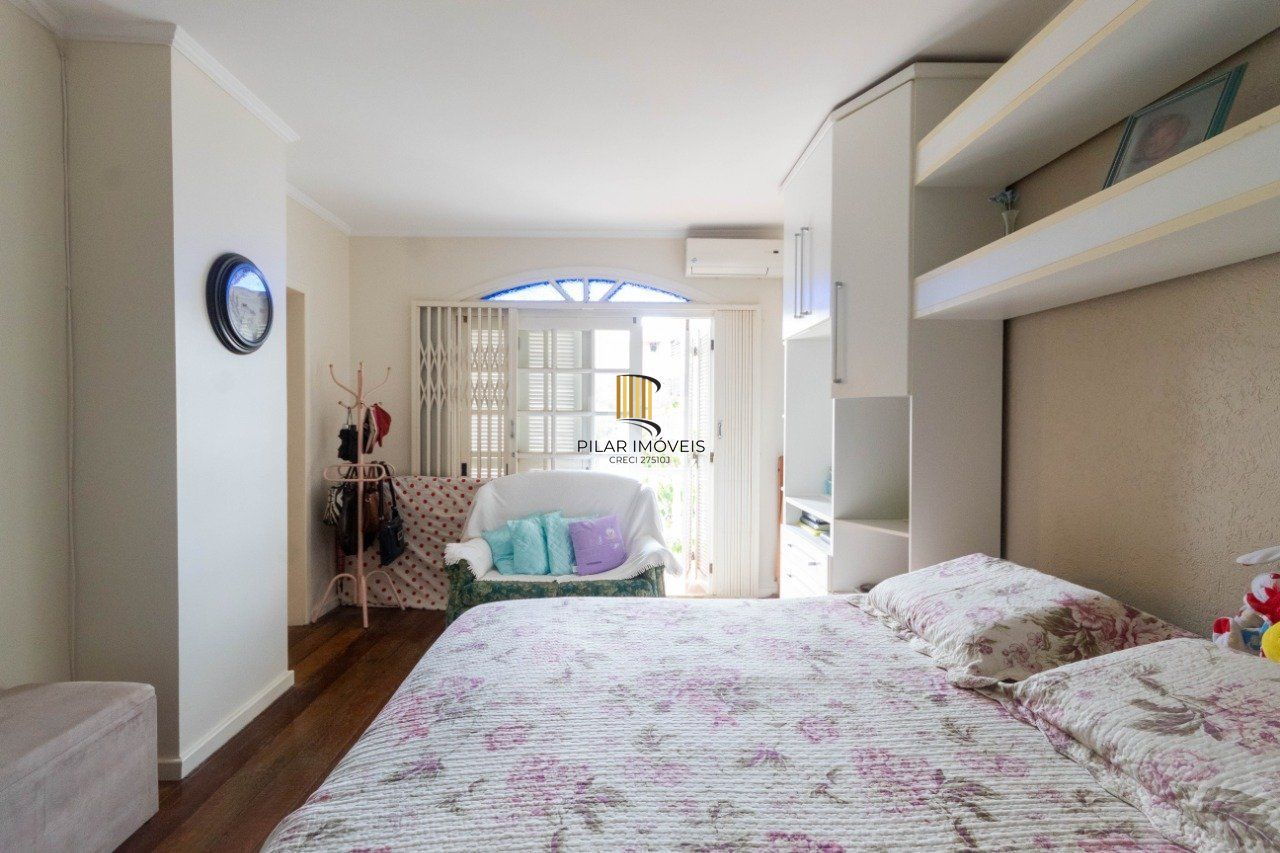Casa para Venda - 250m², 3 dormitórios, sendo 2 suites, Partenon