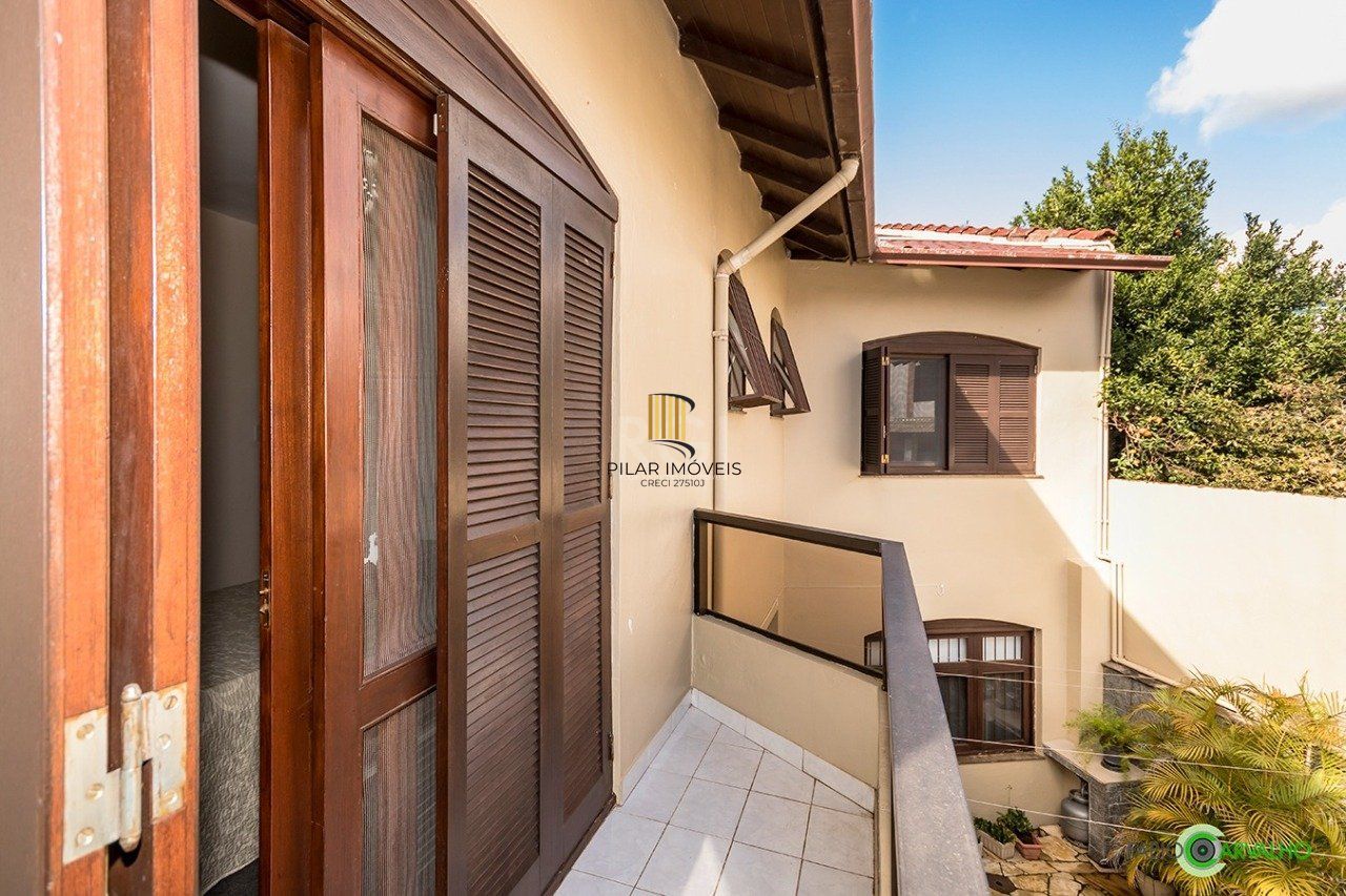 Sobrado para Venda - 335m², 4 dormitórios, sendo 2 suites, 3 vagas - Petrópolis