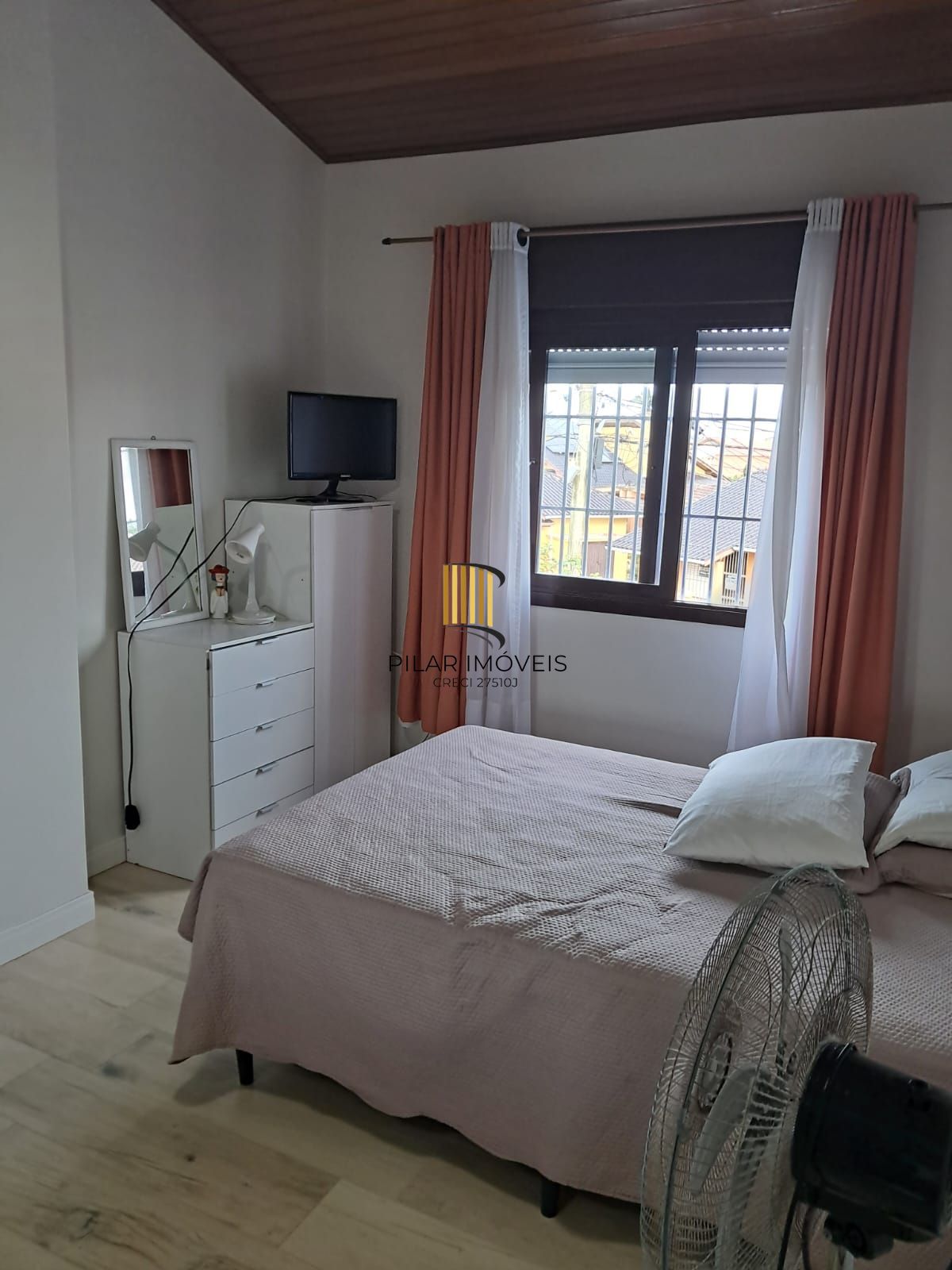 Sobrado 3 dormitórios no bairro Posto 6 (Capão Novo)