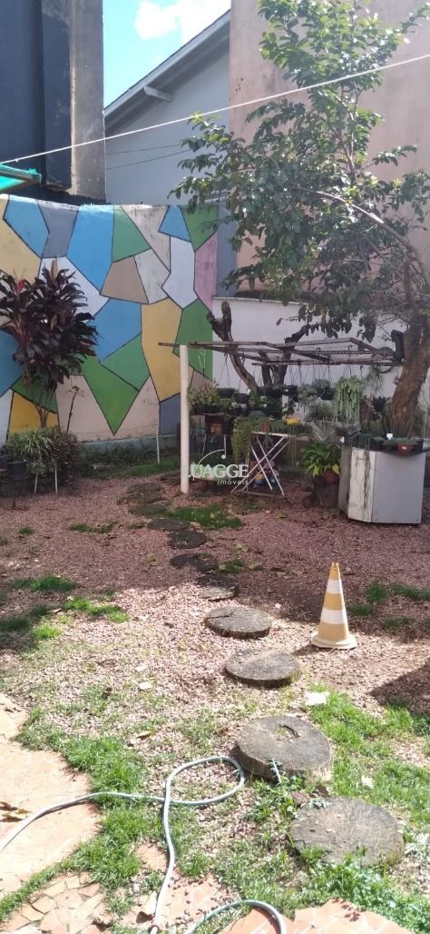 Casa à venda com 4 quartos, 132m² - Foto 1