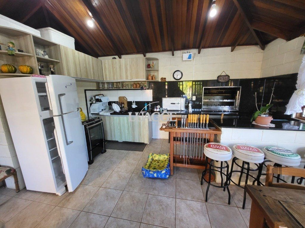 Casa de Condomínio à venda com 4 quartos, 232m² - Foto 2