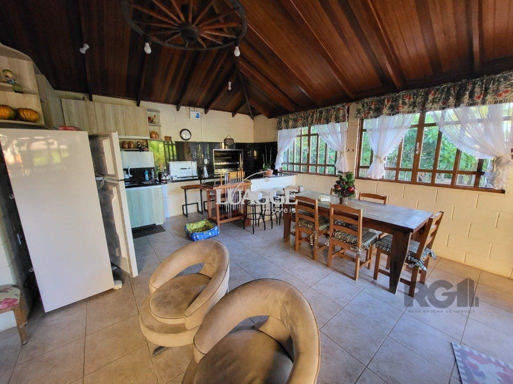 Casa de Condomínio à venda com 4 quartos, 232m² - Foto 1