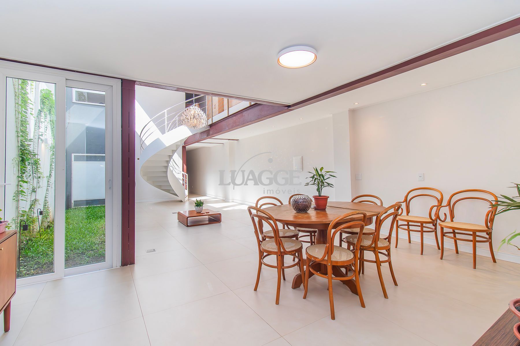 Casa à venda com 4 quartos, 2m² - Foto 2