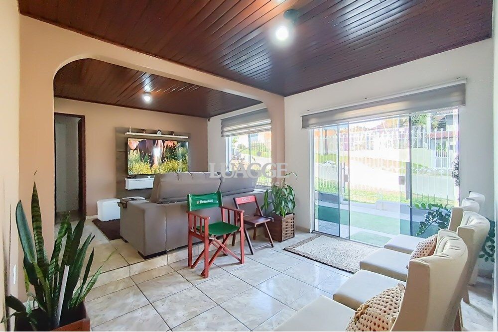 Casa à venda com 7 quartos, 255m² - Foto 1