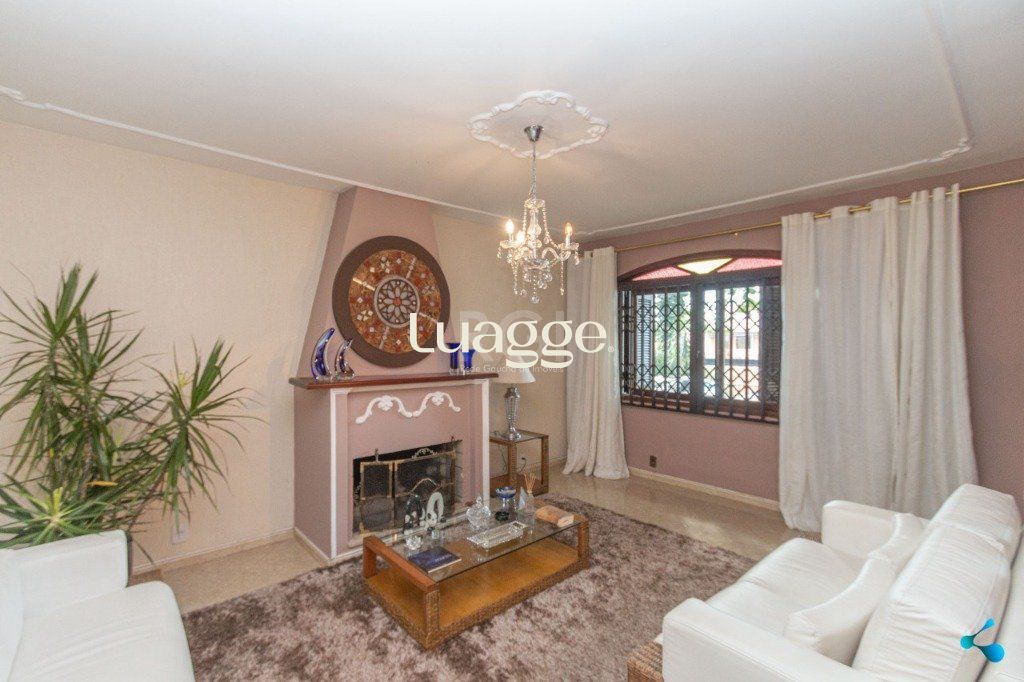 Casa à venda com 3 quartos, 241m² - Foto 1