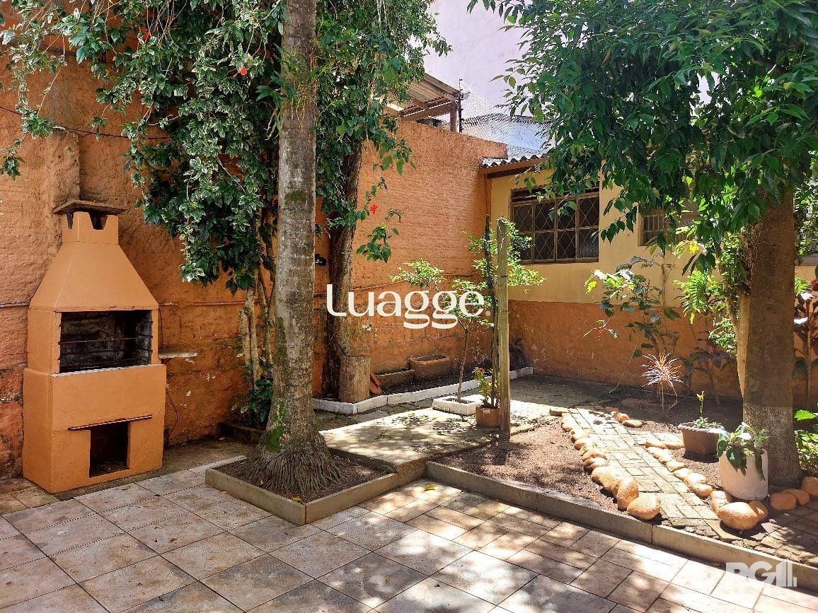 Casa com 3 dormitórios, sendo 1 suíte, 3 vagas, no bairro Nonoai, Porto Alegre, RS
