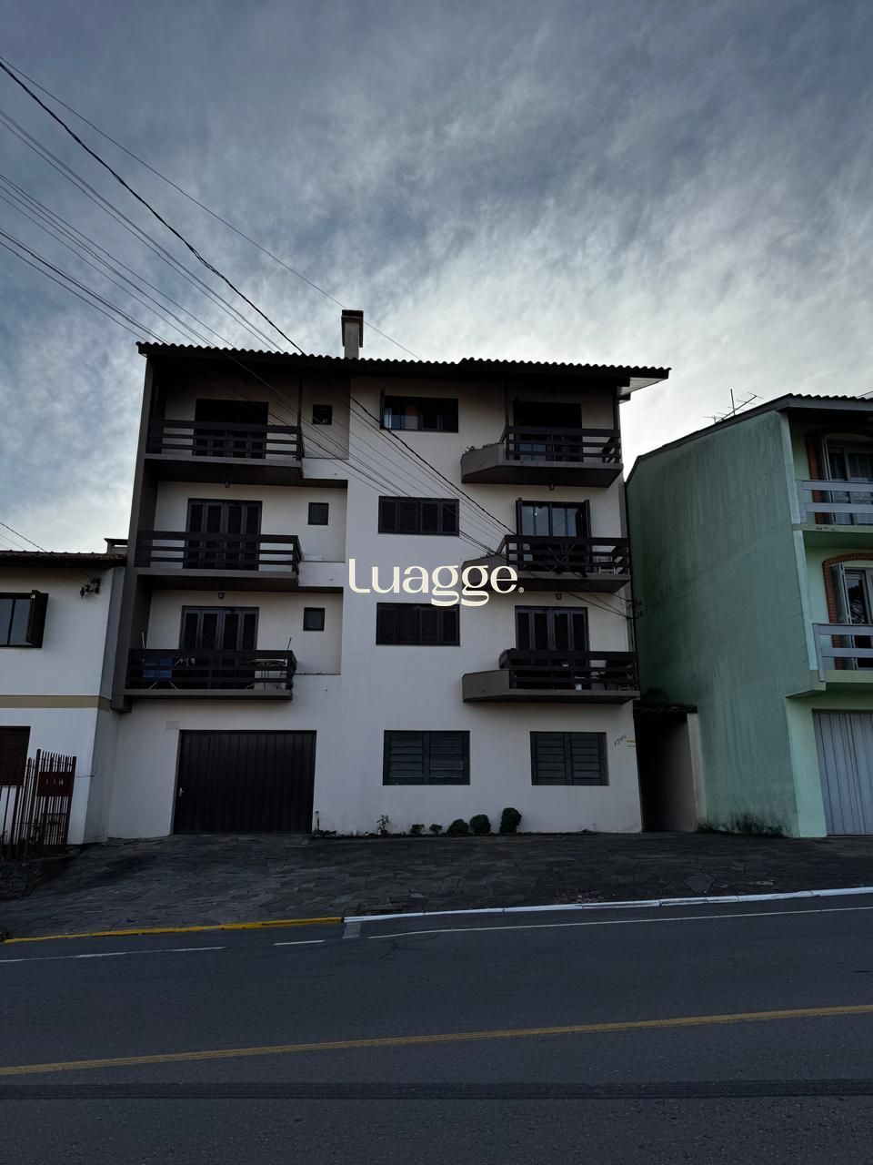 Loja terrea de frente com garagem