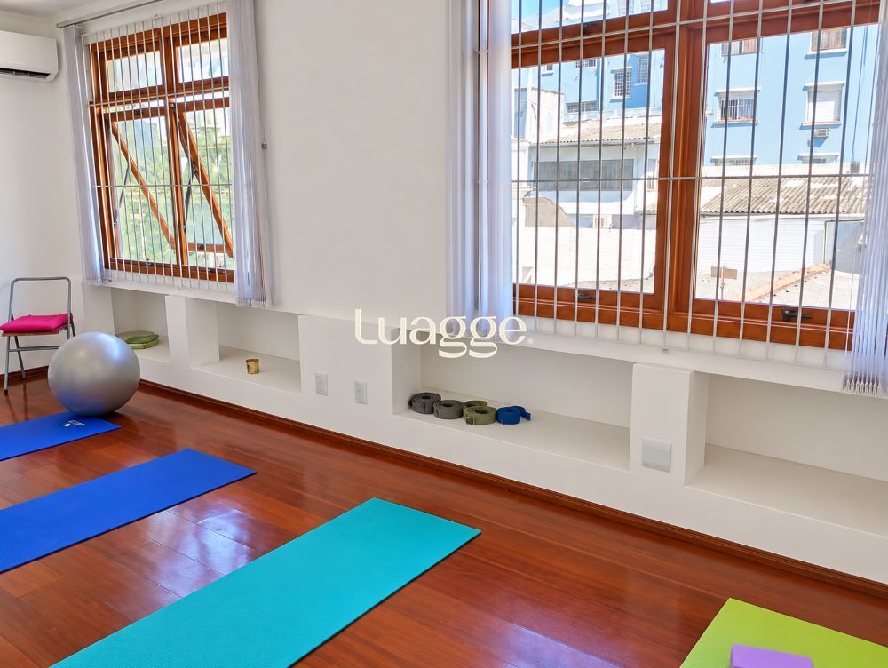 sala-ampla-iluminada