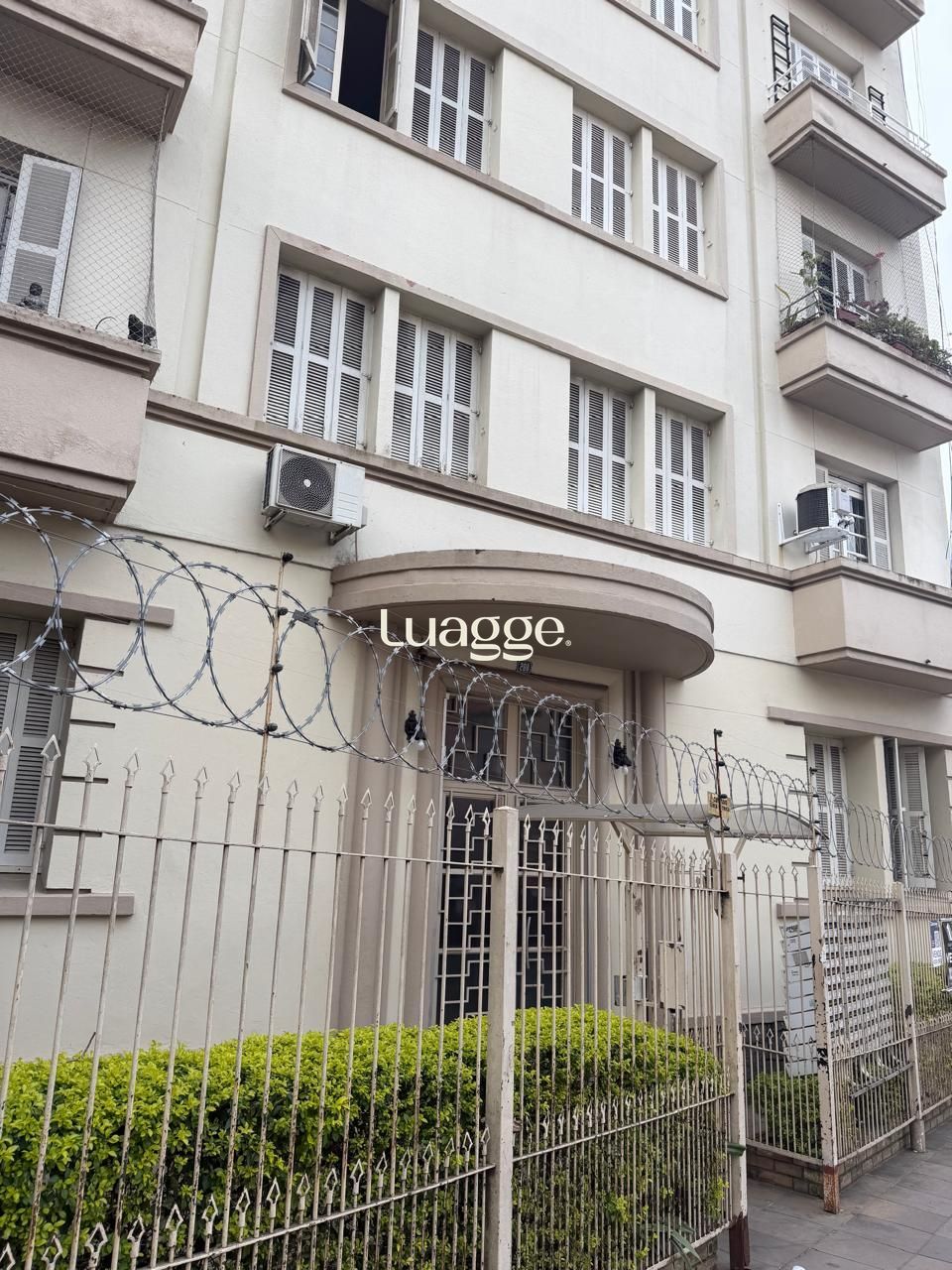 Apartamento de 3 quartos e 2 banheiros, desocupado e pronto para morar