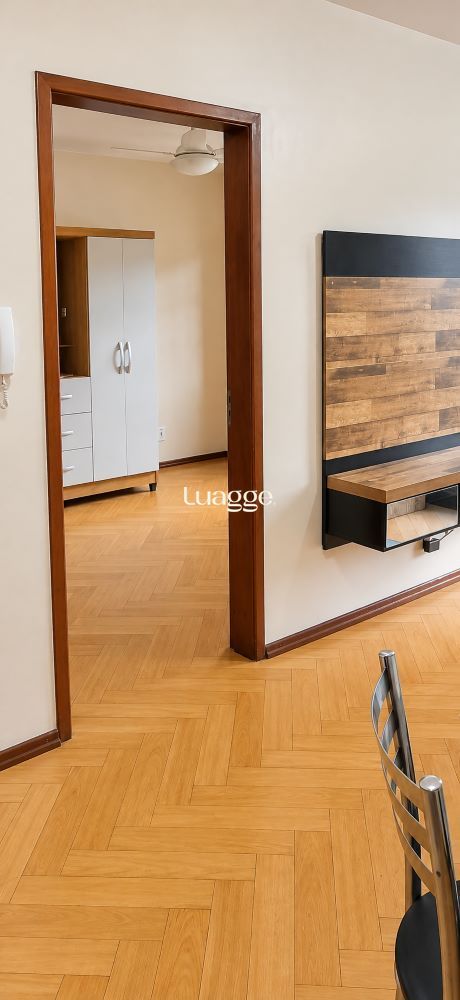 interior-moderno-com-porta-madeira
