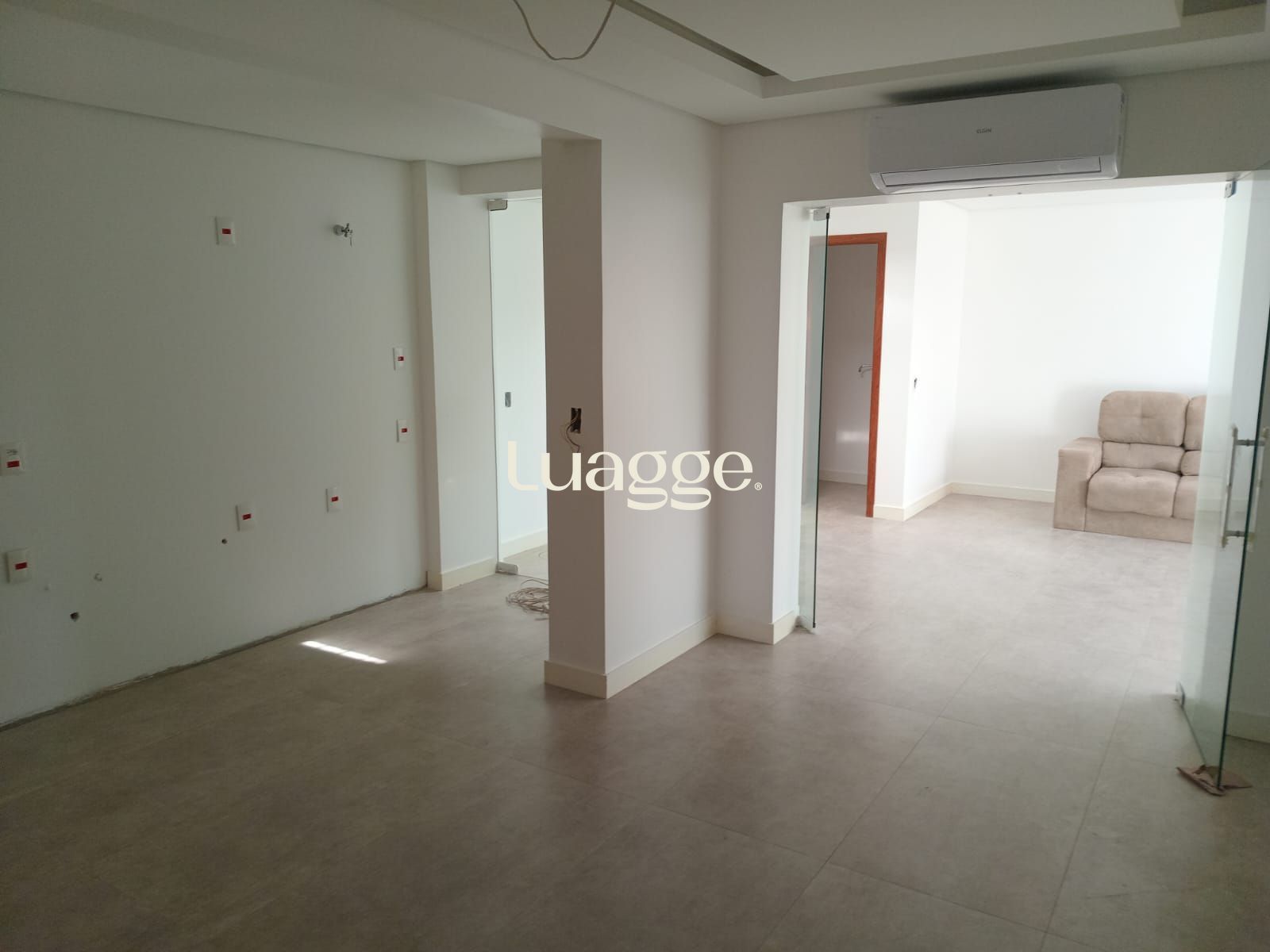 Apartamento à venda com 3 quartos, 131m² - Foto 2
