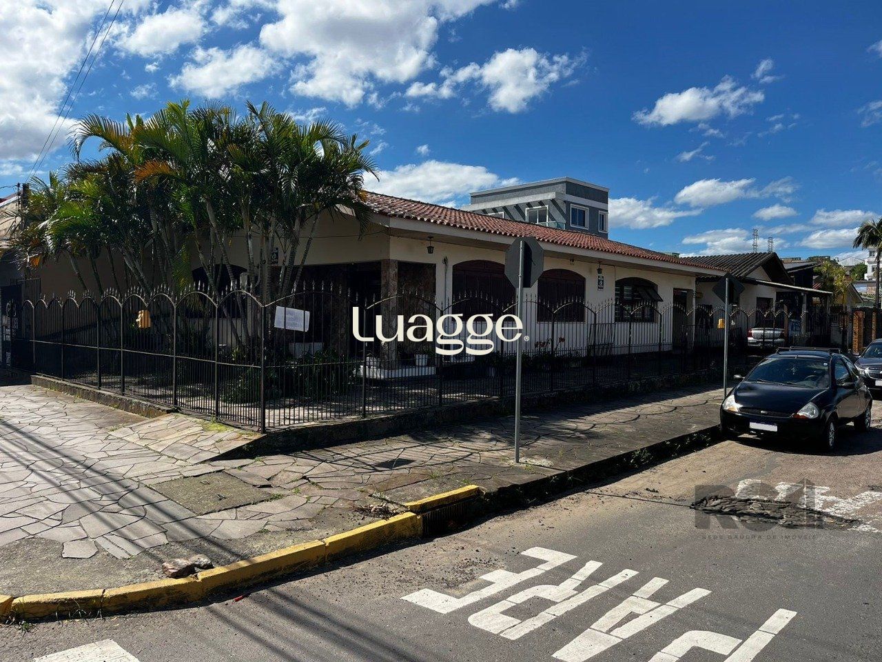 Casa à venda com 3 quartos, 121m² - Foto 1