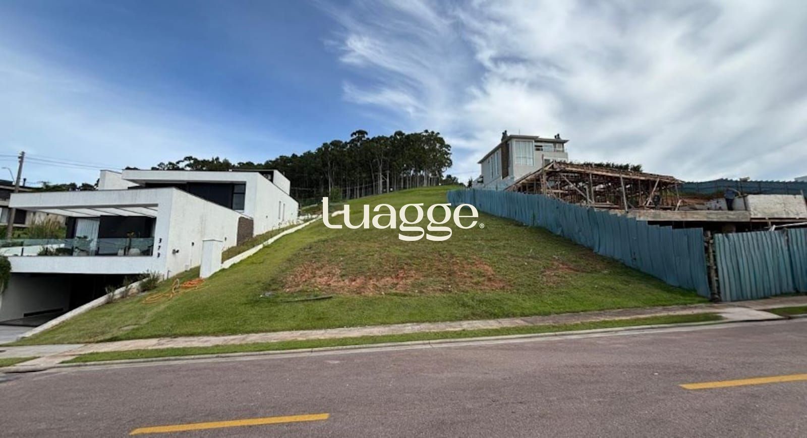 LOTE EM CONDOMÍNIO FECHADO COM 612m²