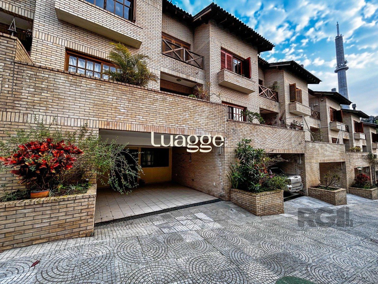 casa em condominio, com 1 suíte, 2 vagas, lareira, churrasqueira, infra completa