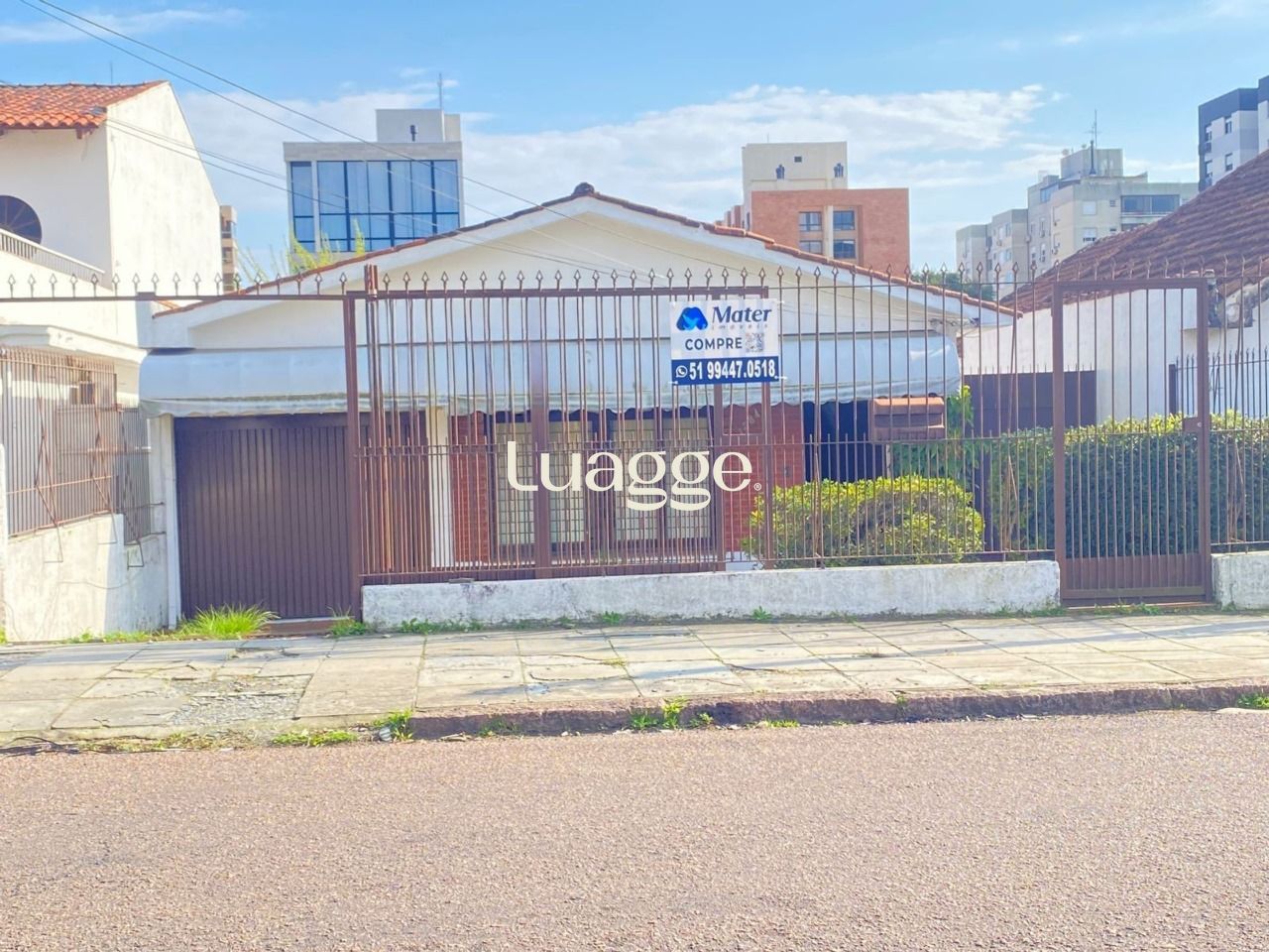 Casa à venda com 3 quartos, 222m² - Foto 1