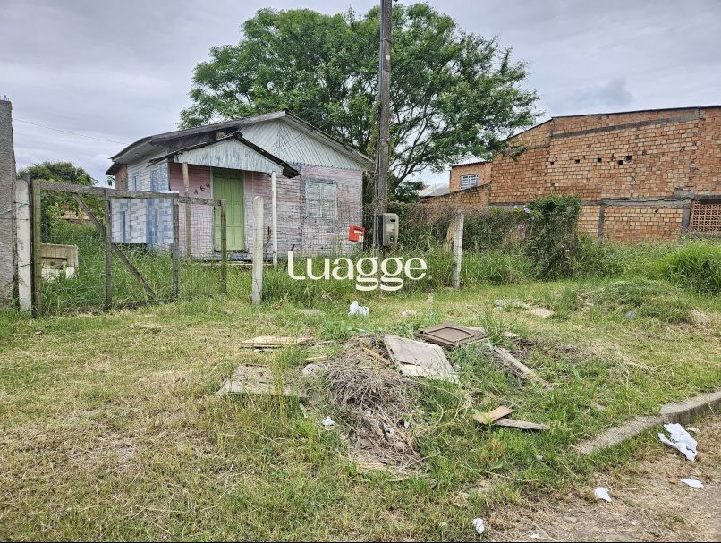 Terreno plano com Casa em Madeira 2d, 1Banh, Restinga, Porto Alegre