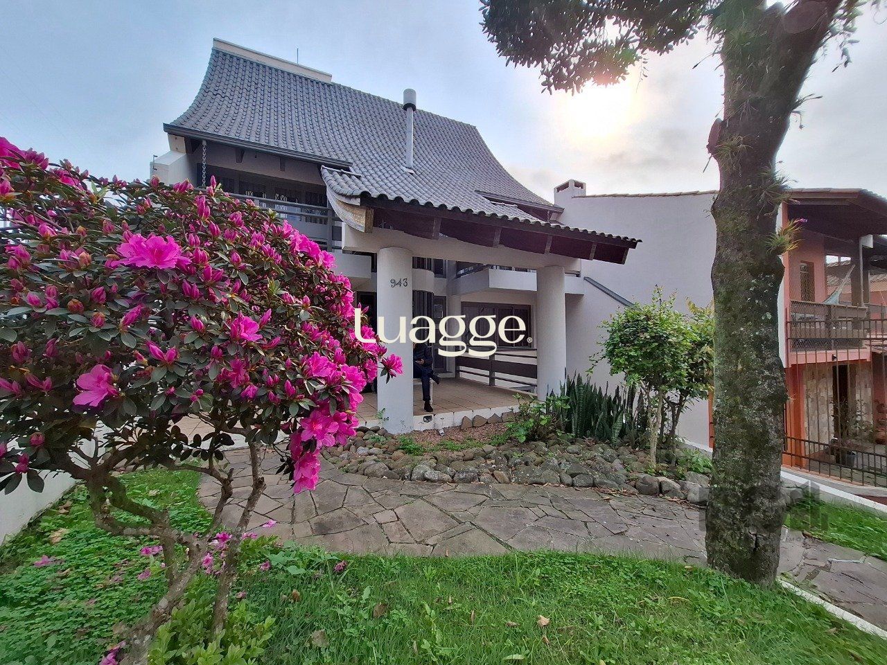 Casa à venda com 4 quartos, 300m² - Foto 1