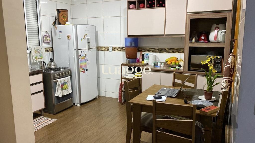 Casa à venda com 3 quartos, 197m² - Foto 2