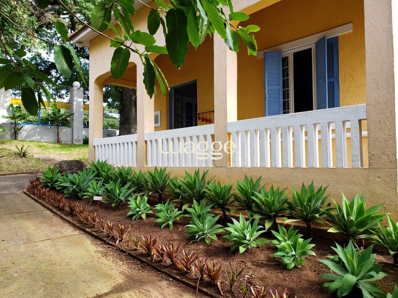 Casa à venda com 3 quartos, 242m² - Foto 1