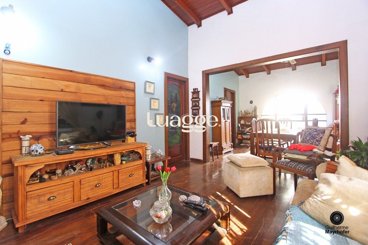 Casa à venda com 4 quartos, 248m² - Foto 1