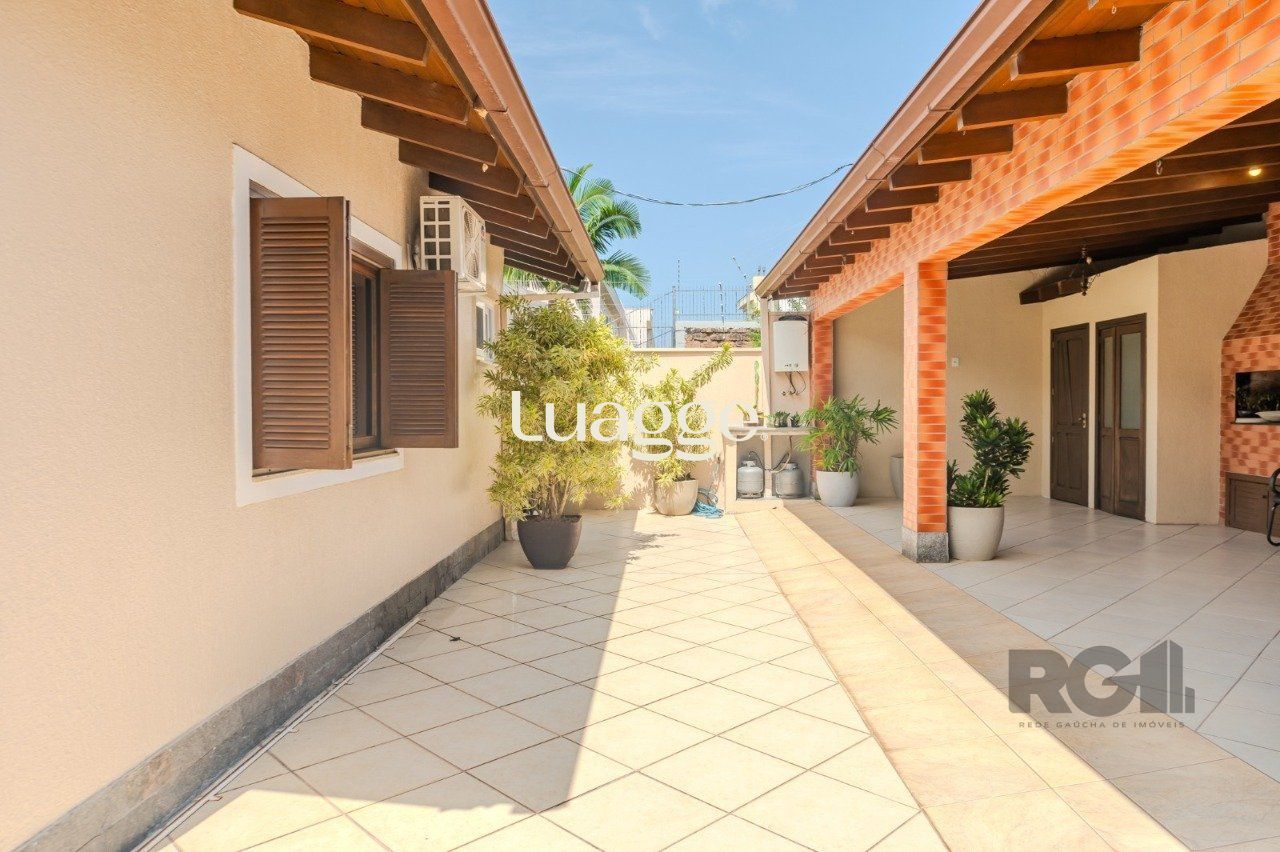 Casa à venda com 3 quartos, 216m² - Foto 3