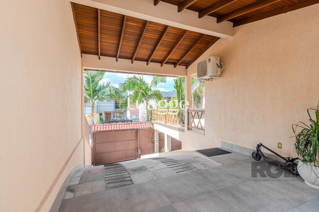 Casa à venda com 3 quartos, 216m² - Foto 2