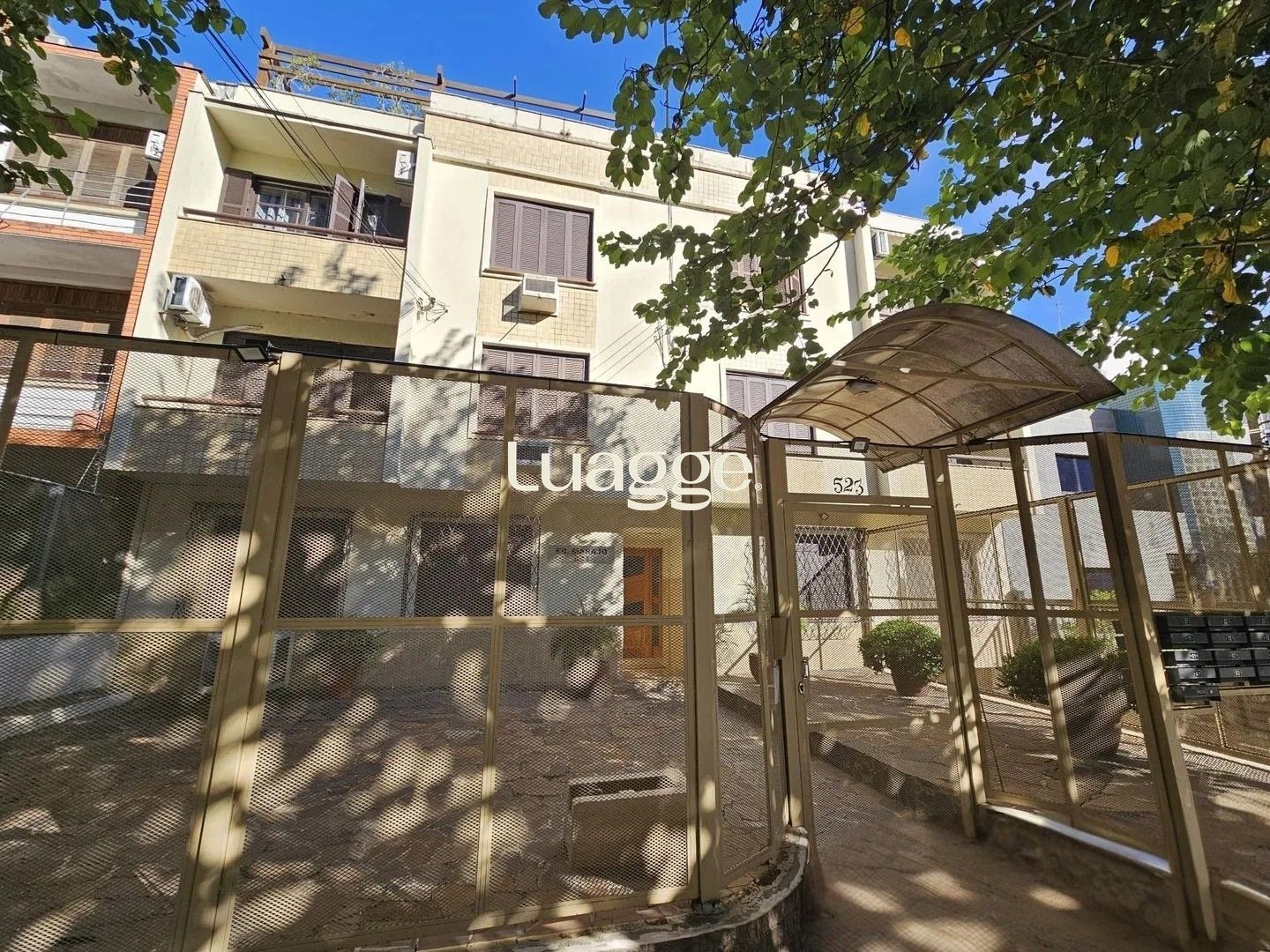Apartamento de 02 quartos  semimobiliado no Bairro Petropólis